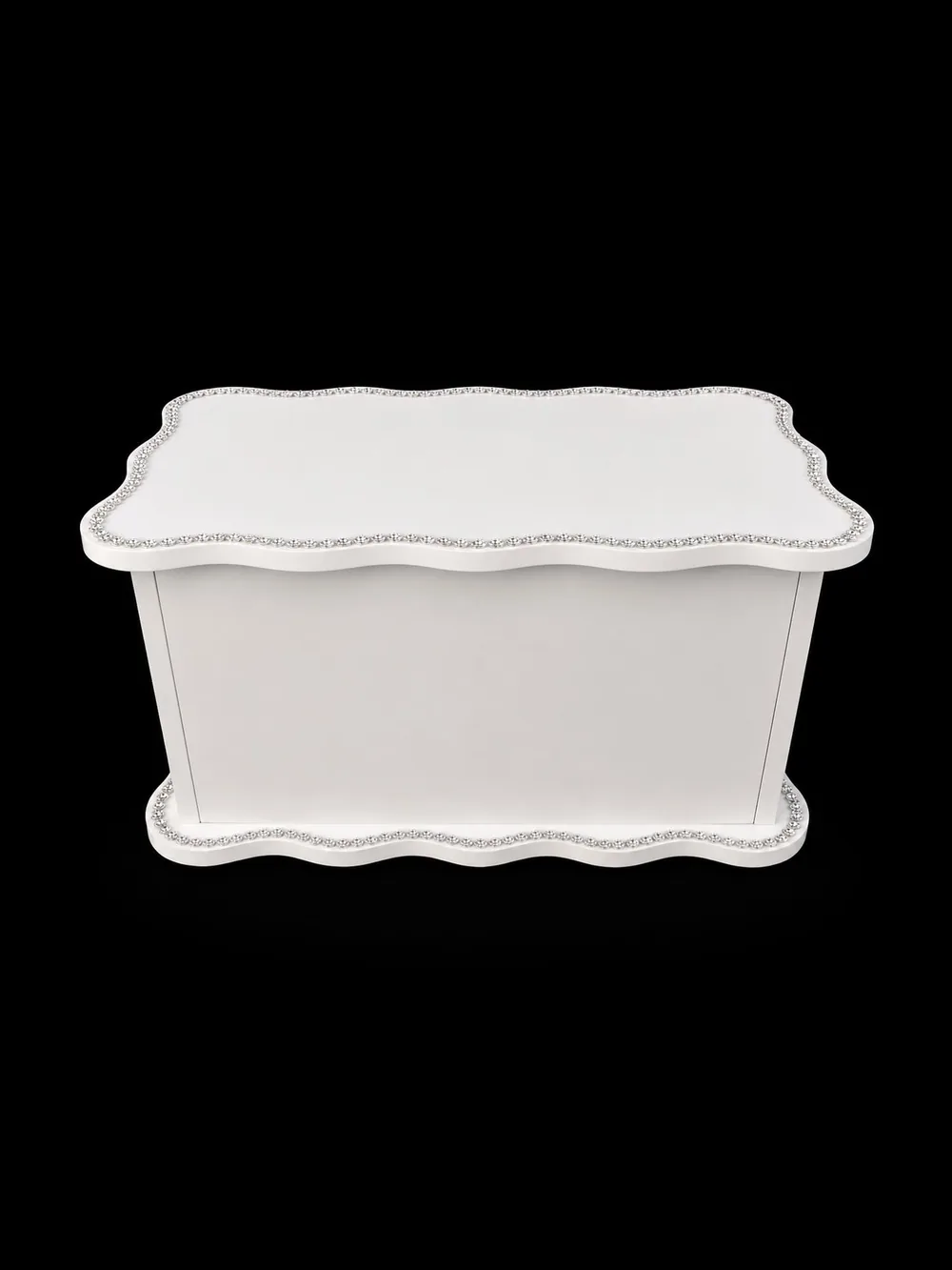 White lacquered rekebot with wavy edges and silver bead trim